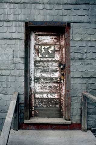 Side door entrance to Bardo elevator