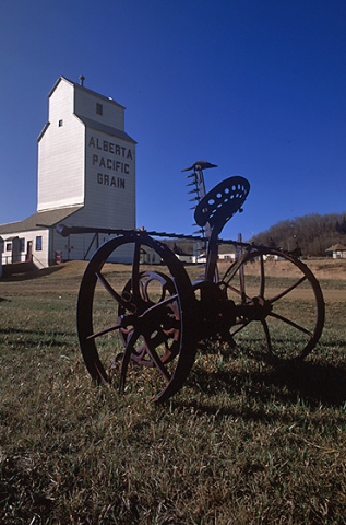 Image of wooden elevator and Side Cutter at Meeting Creek, Alberta